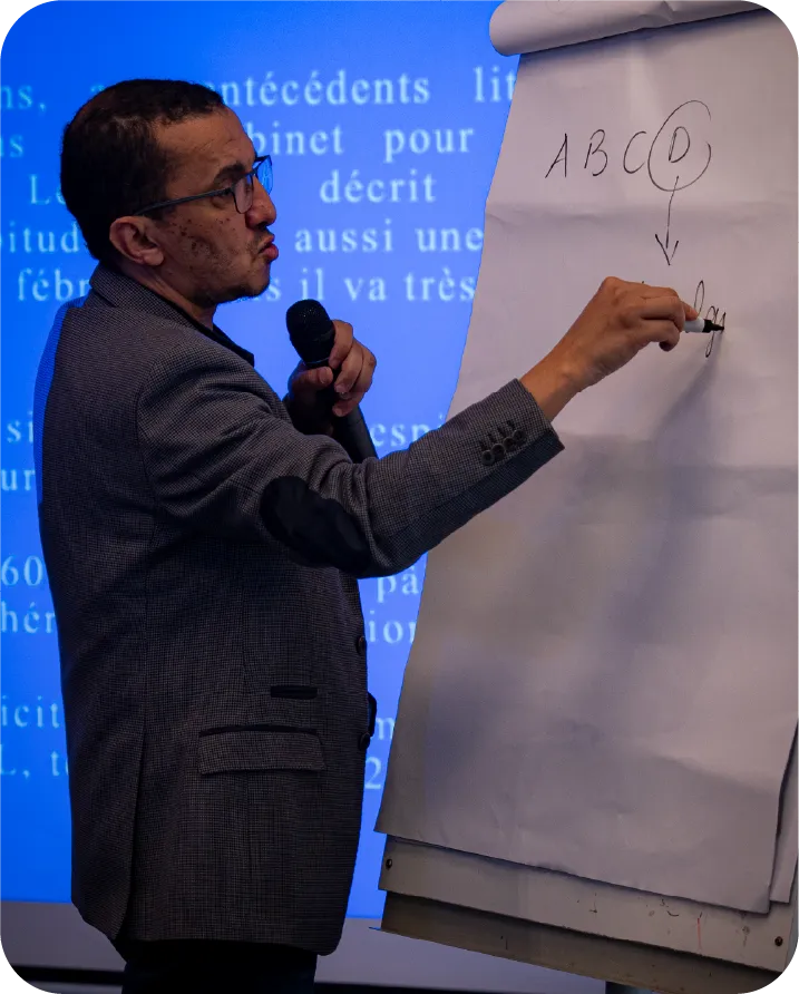 Pr Mouhaoui expliquant un cas clinique